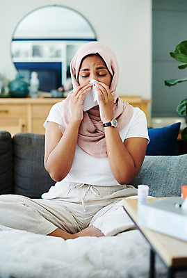 포토 JPG 해외이미지 전신 여자 잎 한명 성인 소파 눈감음 거울 찡그림 화장지 손목시계 책상 코감기 성인여자한명만 코풀기 해외202310 해외포토 식물 1 시계 가구 의자 장신구 모션 표정 사람 감기_질병 여자한명만 성인여자만 파일형식