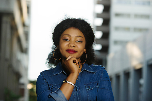 포토 JPG 해외이미지 라이프스타일 여자 감정 얼굴 비즈니스 휴가 거리 한명 미소 사람 성인 여름 뷰티 머리카락 놀람 기쁨 표현 만족 충격 내추럴 숱 해외202310 해외포토 1 계절 표정 생활 신체부위 머리 파일형식