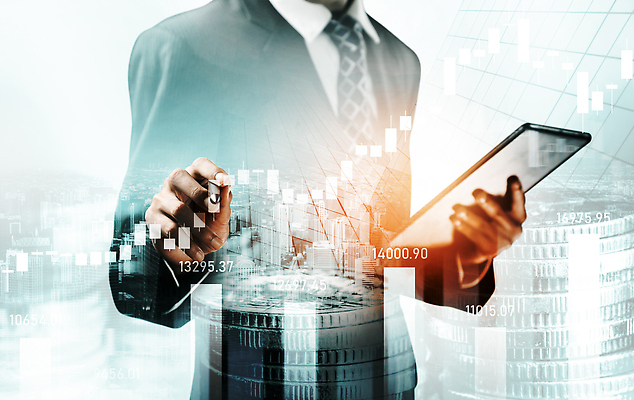 포토 JPG 해외이미지 남자 백그라운드 돈 한명 들기 상반신 성인 금융 태블릿 동전 성장 투자 동전탑 다중노출 성인남자한명만 해외202310 해외포토 1 비즈니스 모션 촬영기법 사람 경제 전자제품 스마트기기 쌓기 재산 남자한명만 성인남자만 파일형식