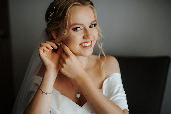 포토 JPG 해외이미지 헤어스타일 드레스 꽃 꽃다발 결혼 아침 함께함 실내 창조 사랑 한명 여름 갈색 기쁨 거울 흰색 해외202310 해외포토 주간 식물 1 옷 계절 감정 컬러 컨셉 사람 이벤트 내부 파일형식