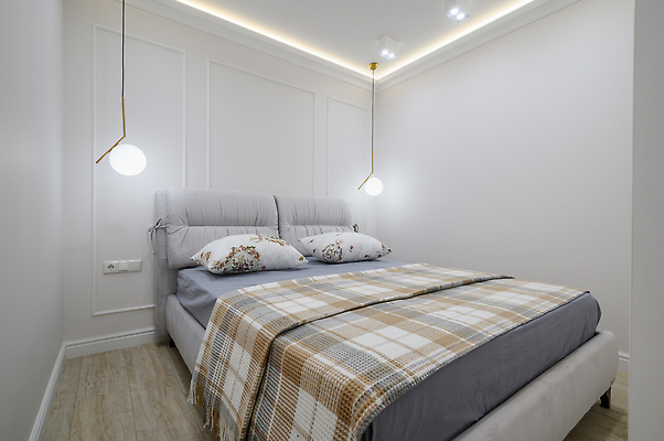 포토 JPG 해외이미지 라이프스타일 디자인 벽 가구 가족 베개 침구 휴식 아파트 주택 프레임 실내 사람없음 내부 장식 빛 뷰티 유행 문 침실 방 회색 흰색 침대 램프 잠 커튼 재산 플랫 담요 더블 합판 스타일 주도 안락 해외202310 해외포토 컬러 생활용품 컨셉 관계 조명 건물 생활 금융 예절 파일형식