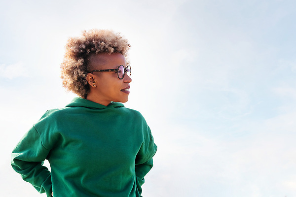 포토 JPG 해외이미지 1 라이프스타일 헤어스타일 응시 여자 안경 하늘 한명 미소 사람 20대 성인 야외 옆모습 가로 30대 청춘 검은색 시원함 고립 스타일 카피스페이스 해외202310 해외포토 시선 잡화 뷰포인트 컬러 컨셉 표정 청년 생활 장년 공백 파일형식