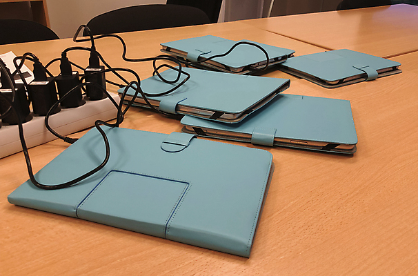 포토 JPG 해외이미지 무료이미지 비즈니스 사람없음 태블릿 사무실 연결 오브젝트 충전 베터리 해외202310 해외포토 전자제품 스마트기기 파일형식 무료콘텐츠