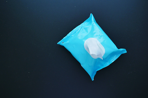 포토 JPG 해외이미지 얼굴 가방 포장 그림자 사람없음 약 라벨 화장품 젖음 덮개 발표 조직 상품 컨테이너 팩 패키지 닦기 소매 마케팅 위생관리 현실 디테일 해외202310 해외포토 잡화 산업 의학 모션 프레임 관리 신체부위 뷰티 뚜껑 파일형식