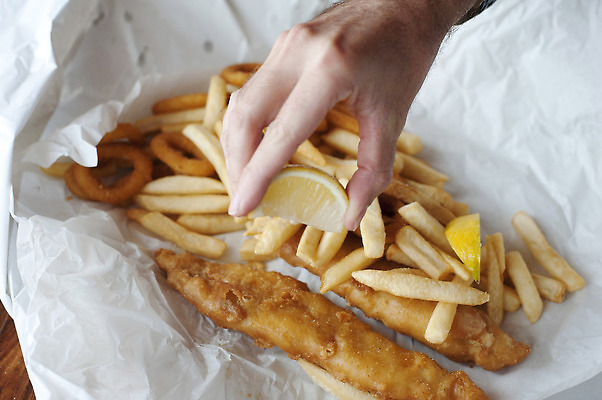 포토 JPG 해외이미지 손 조각 감자 어류 사람없음 튀김 지성 레몬 해산물 오징어 테이크아웃 짜기 해로움 해외202310 해외포토 음식 컨셉 채소 과일 모션 연체동물 신체부위 수중동물 파일형식