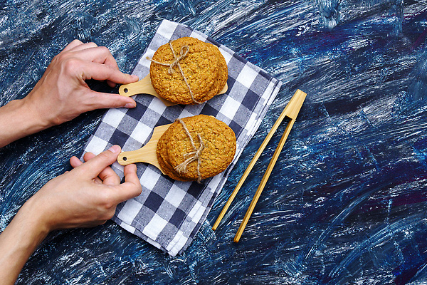 포토 JPG 해외이미지 전통 접시 음식 백그라운드 탁자 검은배경 디저트 건강 요리 사람없음 갈색 쌓기 쿠키 케이크 주방 초콜릿 빵집 우유 흰색 시골 신선 원형 달콤 맛 아침식사 설탕 굽기 DIY 오트밀 페스츄리 핸드메이드 플랫레이 귀리 맛있는 해외202310 해외포토 도형 식기 빵 컬러 가구 컨셉 모션 유제품 곡류 취미 상점 검은색 식사 플랫 구이 파일형식