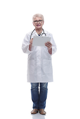 포토 JPG 해외이미지 전신 여자 노년 안경 할머니 청진기 한명 들기 앞모습 의사 흰색 의사가운 서류판 노인여자한명만 해외202310 해외포토 1 잡화 뷰포인트 컬러 의료기기 모션 사람 성인 사무용품 의료진 가운 여자한명만 노인여자만 파일형식
