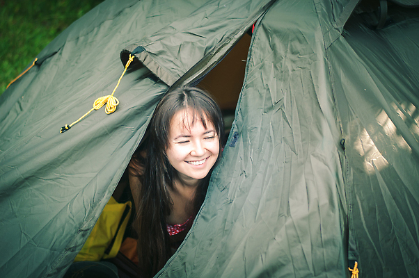 포토 JPG 해외이미지 백인 라이프스타일 여자 행복 스포츠 여행 컨셉 배낭 자연 휴가 휴식 산 텐트 한명 사람 앉기 성인 야외 초록색 뷰티 여행객 트래킹 캠핑 하이킹 자유 숲 언덕 하이커 혼자 해외202310 해외포토 서양인 1 감정 컬러 가방 모션 레저 캠핑도구 생활 생태계 파일형식