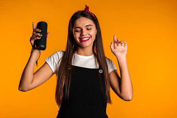 포토 JPG 해외이미지 백인 배너 여자 행복 음악 이어폰 백그라운드 컨셉 노래 통신 모바일 갈색머리 실내 한명 미소 사람 성인 스마트폰 핸드폰 운동 노란색 검은색 소리 듣기 에너지 춤 네트워크 MP3 무선전화기 전자 오디오 멜로디 스타일 해외202310 해외포토 서양인 1 헤어스타일 감정 컬러 음향기기 모션 문화예술 표정 건강 내부 전자제품 스마트기기 전화기 파일형식