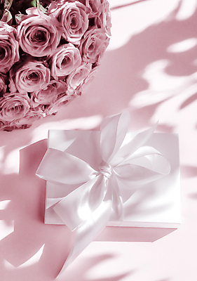 포토 JPG 해외이미지 행복 리본 분홍색 꽃다발 사랑 사람없음 선물상자 로맨틱 해외202310 해외포토 꽃 감정 컬러 컨셉 선물 상자 파일형식