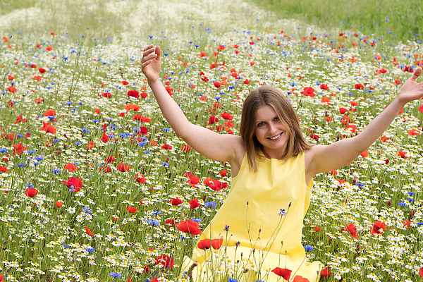포토 JPG 해외이미지 모델 헤어스타일 여자 꽃 행복 밭 자연 한명 서기 미소 사람 성인 야외 빨간색 초록색 여름 파란색 치마 금발 뷰티 유행 맑음 귀걸이 화목 침묵 봄 기쁨 자유 흰색 양귀비 해외202310 해외포토 식물 1 계절 감정 컬러 컨셉 농업 장신구 모션 하의 날씨 표정 소리 생태계 파일형식