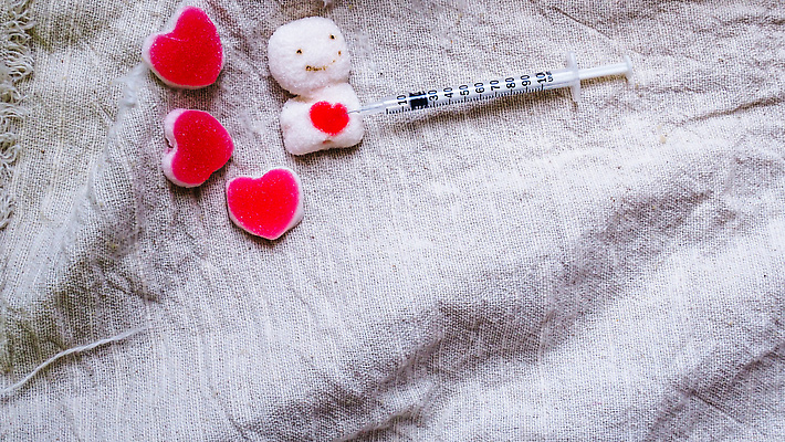 포토 JPG 해외이미지 직업 남자 행복 백그라운드 청진기 건강 병원 주사기 미소 사람 성인 사람없음 뷰티 알약 약 듣기 고통 의사 흰색 기록 바늘 계획 스마트 신분 문제 주사약 비타민 고립 돌봄 백신 인턴 벡터 해외202310 해외포토 감정 컬러 컨셉 비즈니스 의학 의료기기 모션 표정 의료진 도구 영양소 파일형식