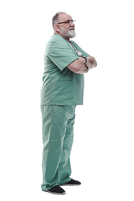 포토 JPG 해외이미지 전신 노년 남자 청진기 한명 서기 옆모습 팔짱 수술복 노인남자한명만 안경낌 해외202310 해외포토 1 안경 뷰포인트 의료기기 모션 사람 성인 가운 남자한명만 노인남자만 파일형식