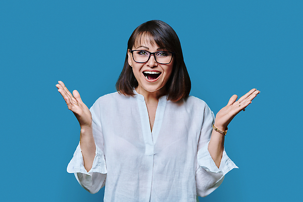 포토 JPG 해외이미지 백인 모델 1 라이프스타일 헤어스타일 응시 여자 행복 감정 얼굴 40대 중년 백그라운드 성공 실내 관리 한명 웃음 사람 성인 뷰티 놀람 기쁨 흰색 표현 중앙 긍정 고립 승자 옛날 해외202310 해외포토 서양인 시선 컬러 컨셉 표정 내부 생활 신체부위 파일형식