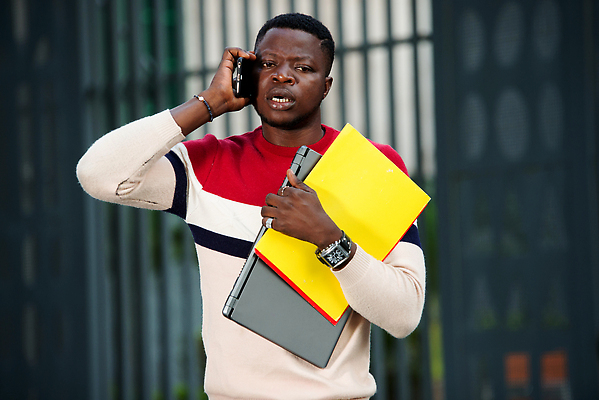 포토 JPG 해외이미지 학생 교육 백그라운드 인터넷 배낭 수업 한명 미소 사람 성인 야외 건물 10대 독서 도시 메시지 휴대용 만족 대학교 스타일 해외202310 해외포토 1 건축물 감정 가방 학교 청소년 표정 오브젝트 파일형식