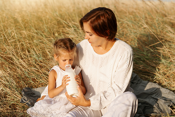 포토 JPG 해외이미지 백인 라이프스타일 여자 딸 음료 어린이 2 밭 농업 가족 자연 엄마 함께함 건강 야외 두명 농장 소풍 노란색 침묵 기쁨 육아 우유 수확 흰색 시골 밀 유기농 밭일 해외202310 해외포토 서양인 웰빙 감정 산업 컬러 컨셉 관계 유제품 곡류 사람 생활 야외활동 소리 생태계 파일형식