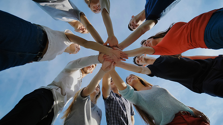 포토 JPG 해외이미지 백인 라이프스타일 손 공원 여자 행복 컨셉 통신 관계 성공 협력 함께함 관리 사람 동양인 여러명 성인 친구 파티 믿음 힘 주먹 우정 업무 원형 그룹 정상 연결 커뮤니티 지원 통일 자극 해외202310 해외포토 도형 서양인 공공시설 감정 다수 모션 인종 이벤트 생활 신체부위 작업 파일형식