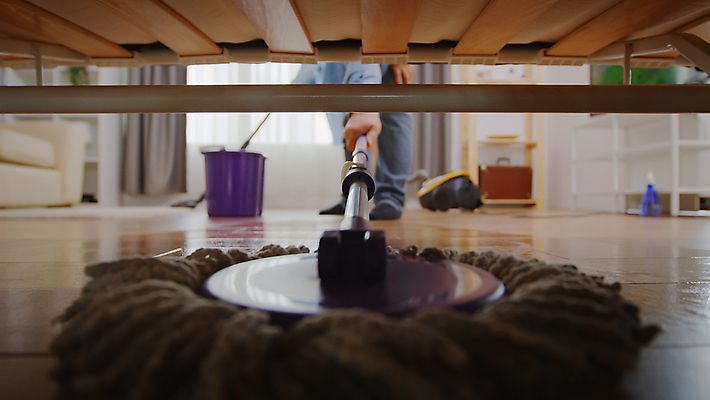 포토 JPG 해외이미지 백인 여자 가사 거실 가정 바닥 주택 실내 한명 성인 내부 소파 청결 젖음 하반신 청소 아래 닦기 대걸레 성인여자한명만 해외202310 해외포토 서양인 1 의자 모션 사람 건물 위생 청소도구 방향 위치 여자한명만 성인여자만 파일형식