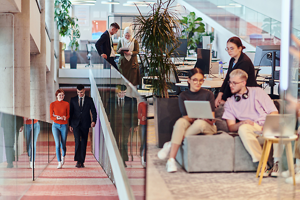 포토 JPG 해외이미지 비즈니스 사업가 통신 성공 아이디어 사람 여러명 사무실 환경 성장 작업 작업실 계획 대표 토론 분석 동료 약혼 문제 문제풀이 해결 진행 혁명 개발 시너지 의사결정 네트워킹 콜라보레이션 브레인스토밍 자극 해외202310 해외포토 직업 다수 결혼 컨셉 관계 네트워크 약속 파일형식