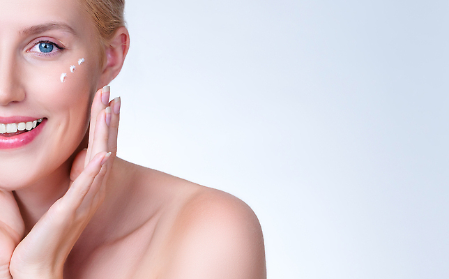 포토 JPG 해외이미지 응시 여자 한명 상반신 성인 앞모습 뷰티 꽃받침 수분크림 성인여자한명만 해외202310 해외포토 1 시선 뷰포인트 사람 손짓 화장품 여자한명만 성인여자만 파일형식