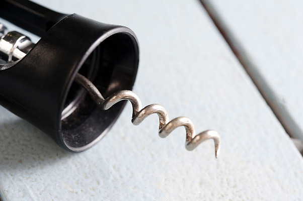 포토 JPG 해외이미지 나선형 사람없음 옆모습 금속 와인 기구 나사 바 코르크 와인오프너 감싸기 철강 추출 해외202310 해외포토 뷰포인트 무늬 모션 재질 주류 공구 병따개 파일형식