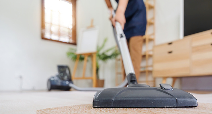 포토 JPG 해외이미지 직업 라이프스타일 여자 행복 가사 거실 가정 바닥 아파트 주택 한명 사람 동양인 내부 소파 뷰티 앞치마 방 장비 업무 청소 양동이 서비스 주부 먼지 걸레 닦기 리빙 청소부 가정부 대걸레 정리함 진공 해외202310 해외포토 1 감정 의자 모션 인종 건물 생활 작업 청소도구 파일형식