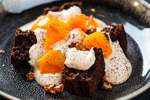 포토 JPG 해외이미지 접시 티타임 디저트 감 요리 사람없음 가로 과자 달콤 혼합 크림 반죽 브라우니 페스츄리 맛있는 해외202310 해외포토 식기 음식 빵 과일 휴식 맛 파일형식