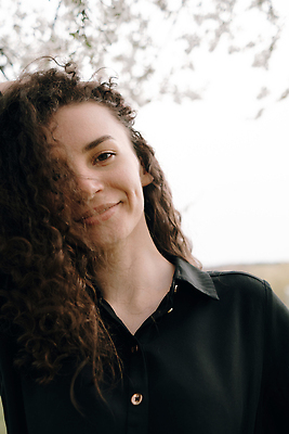 포토 JPG 해외이미지 나무 모델 1 라이프스타일 헤어스타일 응시 드레스 공원 여자 행복 감정 얼굴 자연 실내 한명 사람 성인 야외 초록색 뷰티 유행 기쁨 표현 파마 이발 피부 긍정 내추럴 우크라이나 스타일 해외202310 해외포토 식물 시선 옷 공공시설 유럽 컬러 컨셉 내부 생활 신체부위 생태계 파일형식