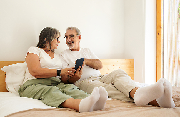 포토 JPG 해외이미지 전신 백인 커플 할아버지 유럽 할머니 결혼 인터넷 통신 가족 관계 남편 휴식 주택 함께함 사랑 미소 사람 앉기 내부 두명 스마트폰 쇼핑 침실 침대 아내 60대 은퇴 손목시계 온라인 동영상 옛날 제의 해외202310 해외포토 서양인 여자 노년 남자 감정 나라 시계 가구 컨셉 장신구 모션 표정 이벤트 건물 핸드폰 스마트기기 파일형식