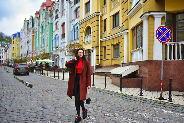 포토 JPG 해외이미지 백인 모델 옷 여자 유럽 여행 백그라운드 비즈니스 건축양식 휴가 거리 한명 사람 성인 야외 건물 빨간색 여름 도시풍경 뷰티 유행 여행객 봄 도시 중세 역사 보행로 우아함 타운 랜드마크 스타일 해외202310 해외포토 서양인 1 건축물 계절 건축 나라 길 컬러 컨셉 풍경 파일형식