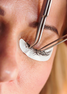 포토 JPG 해외이미지 백인 직업 산업 분홍색 컬러 포즈 모션 근육 주택 실내 창조 인종 사람없음 장식 빨간색 뷰티 유행 힘 성장 우아함 상품 덧셈 미용사 속눈썹 오브젝트 싱글 만들기 돌봄 인공 접착제 해외202310 해외포토 서양인 컨셉 사람 내부 건물 수학 풀_접착제 눈썹 파일형식