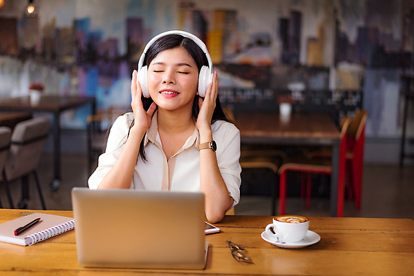 포토 JPG 해외이미지 1 라이프스타일 여자 행복 커피 음악 이어폰 생각 인터넷 비즈니스 통신 상상 탁자 휴식 실내 한명 미소 사람 앉기 동양인 컵 노트북 스마트폰 컴퓨터 사무실 상점 식당 헤드폰 공책 카페 듣기 업무 비즈니스우먼 닫기 온라인 소셜 힙스터 해외202310 해외포토 식기 패션 감정 음료 음향기기 가구 컨셉 모션 문화예술 문구용품 표정 인종 내부 생활 전자제품 핸드폰 스마트기기 작업 직장인 파일형식