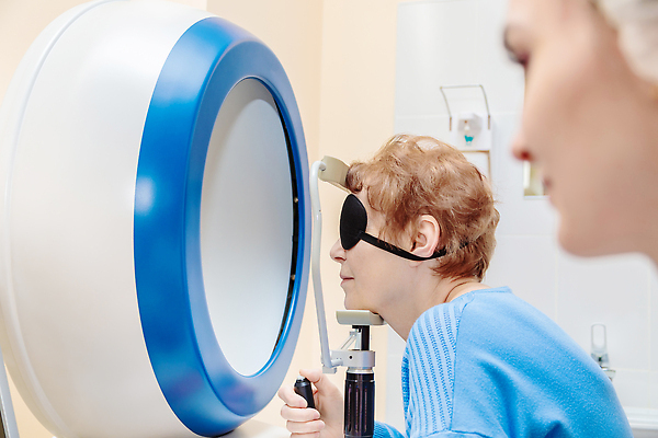 포토 JPG 해외이미지 백인 직업 응시 여자 병원 현미경 사람 성인 두명 약 모니터 장비 시험 환자 의사 기구 측정 시력 비전 시력검사 돌봄 광학 검안사 해외202310 해외포토 서양인 시선 교육 의학 모션 실험기구 컴퓨터 의료진 검사_조사 파일형식 안경사