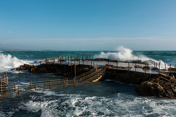 포토 JPG 해외이미지 파도 바다 섬 여행 백그라운드 자연 조류 하늘 휴가 사람없음 야외 물 파란색 태양 뷰티 환경 항구 만 땅 지중해 생태계 방파제 암초 폭풍 내추럴 생태학 수평선 해외202310 해외포토 자연요소 동물 공공시설 교육 컬러 교통시설 날씨 파일형식
