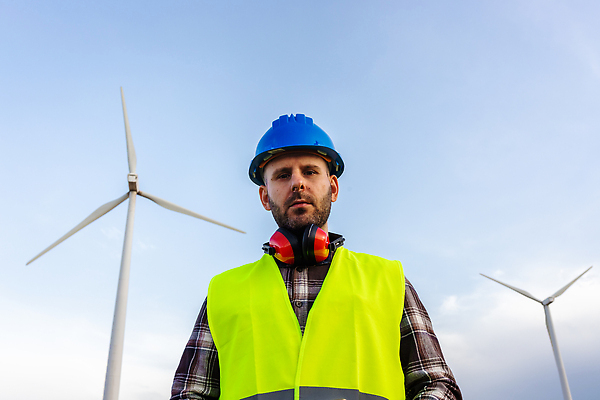 포토 JPG 해외이미지 직업 응시 남자 산업 바람 노동자 한명 서기 사람 가로 농장 환경 힘 재활용 풍차 발전기 에너지 표현 조끼 업무 엔지니어 그린에너지 풍력에너지 감독 안전모 헬멧 연구원 공학 유지 혁명 개발 생태학 심각 효율 해외202310 해외포토 자연요소 1 시선 교육 컨셉 농업 모션 날씨 외투 발전소 작업 기술자 안전장비 보호장비 친환경 파일형식