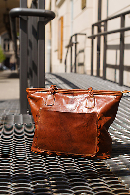 포토 JPG 해외이미지 직업 손 디자인 남자 유럽 여행 백그라운드 서류가방 가방 오렌지 비즈니스 배낭 서기 사람없음 사무실 노란색 유행 여행가방 핸드백 수확 짐 도시 업무 비즈니스맨 화려 지갑 고급 우아함 주머니 가죽 오브젝트 수납 경영 구식 스트랩 스타일 해외202310 해외포토 잡화 나라 컬러 컨셉 농업 과일 모션 사람 신체부위 작업 직장인 파일형식