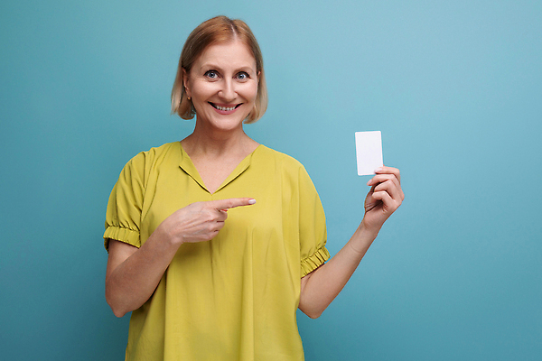 포토 JPG 해외이미지 손 여자 행복 40대 중년 50대 백그라운드 티셔츠 돈 비즈니스 실내 한명 금융 금발 뷰티 노란색 유행 귀여움 동전 잡기 자신감 신용카드 구매 플라스틱 고립 수도권 인출 자금 스타일 카피스페이스 해외202310 해외포토 1 헤어스타일 감정 컬러 컨셉 셔츠 모션 재질 사람 성인 내부 신체부위 경제 쇼핑 공백 재산 지역 파일형식