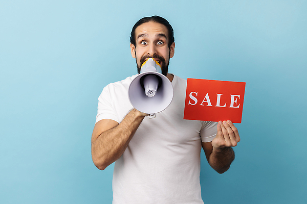 포토 JPG 해외이미지 알파벳 남자 한명 들기 상반신 성인 앞모습 파란색 세일 확성기 팻말 절약 성인남자한명만 해외202310 해외포토 1 영어 뷰포인트 컬러 컨셉 모션 프레임 사람 남자한명만 성인남자만 파일형식