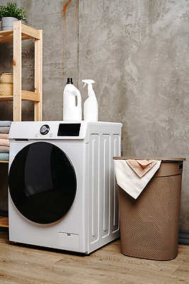 포토 JPG 해외이미지 가사 집안 선반 실내 사람없음 수건 빨래 세제 드럼세탁기 빨래바구니 해외202310 해외포토 가구 내부 위생용품 바구니 세탁기 파일형식