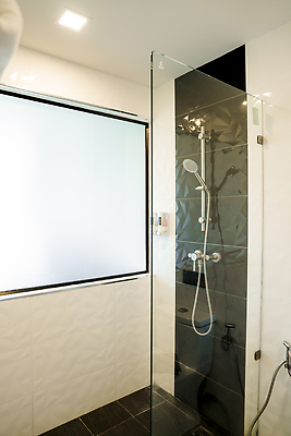 포토 JPG 해외이미지 창문 실내 사람없음 햇빛 뷰티 금속 욕실 타일 스프레이 샤워실 부족함 해외202310 해외포토 컨셉 재질 내부 태양 샤워시설 파일형식