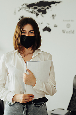 포토 JPG 해외이미지 백인 직업 여자 티셔츠 노동자 갈색머리 가면 한명 사무실 흰색 업무 점 종업원 경영자 관리자 정중 회계사 해외202310 해외포토 서양인 1 헤어스타일 컬러 컨셉 셔츠 비즈니스 사람 작업 리더 파일형식