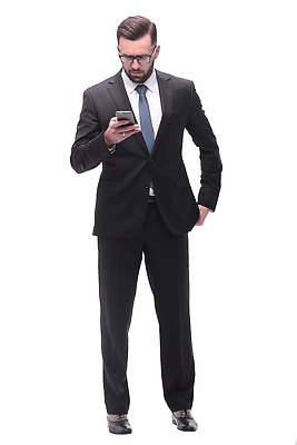 포토 JPG 해외이미지 전신 남자 한명 서기 들기 정장 성인 스마트폰 비즈니스맨 성인남자한명만 안경낌 내려보기 해외202310 해외포토 1 옷 안경 비즈니스 모션 사람 핸드폰 스마트기기 직장인 남자한명만 성인남자만 파일형식