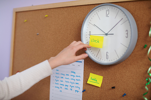 포토 JPG 해외이미지 영어 시계 가구 새로움 실내 사람없음 옆모습 단어 청춘 세트 칠판 긴급 최고 신용카드 가르침 스웨터 긍정 방법 어려움 코르크보드 해외202310 해외포토 문자 교육 뷰포인트 생활용품 컨셉 상의 알림판 내부 금융 파일형식