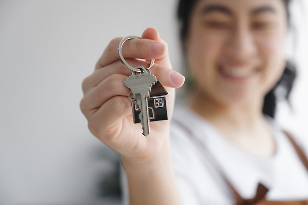 포토 JPG 해외이미지 여자 비즈니스 모션 성공 열쇠 부동산 새로움 아파트 주택 한명 세일 방 재산 구매 중개인 고객 투자 콘도 보여주기 승진 주인 판지 대여 대출 독립 떠남 렌탈 매각 부동산중개인 집주인 소유 해외202310 해외포토 직업 1 컨셉 숙소 사람 건물 금융 쇼핑 파일형식