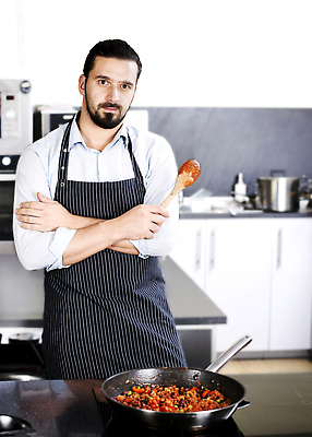포토 JPG 해외이미지 백인 직업 1 남자 산업 음식 컬러 컨셉 유니폼 채소 남편 건강 육류 요리 한명 미소 사람 가로 주방 숟가락 요리사 식사 저녁식사 튀김 기구 잡기 준비 후추 해외202310 해외포토 서양인 옷 식재료 모션 수저 표정 향신료 파일형식