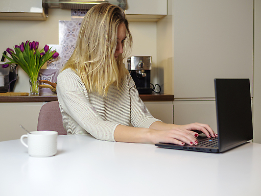 포토 JPG 해외이미지 직업 학생 여유 인터넷 사업가 성공 노동자 바닥 직장 한명 인종 20대 가로 노트북 전자제품 학습 방 키보드 작업 이메일 바이러스 종업원 집중 명상 상담 경영자 문서 온라인 청사진 리빙 주인 경영 고립 독립 멀티 우울증 의사소통 혼자 코로나바이러스 해외202310 해외포토 1 교육 감정 컨셉 회사 비즈니스 사람 청년 질병 리더 파일형식