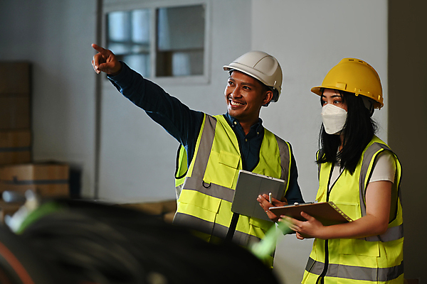 포토 JPG 해외이미지 여자 남자 창문 노동자 들기 상반신 성인 두명 가리킴 작업장 소프트포커스 안전모 물류 물류창고 안전조끼 성인만 물류센터 해외202310 해외포토 직업 산업 모션 촬영기법 사람 손짓 헬멧 안전장비 창고 파일형식