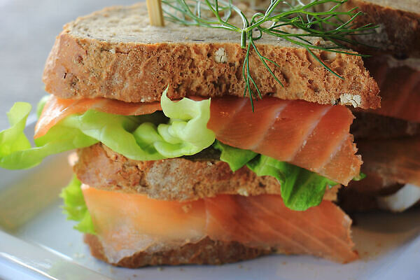 포토 JPG 해외이미지 음식 빵 조각 재료 샌드위치 어류 사람없음 초록색 갈색 식당 계란 식사 저녁식사 신선 맛 상추 밀 허브 해산물 날것 토스트 연어 점심식사 딜 맛있는 해외202310 해외포토 식물 컬러 컨셉 채소 곡류 상점 알 수중동물 파일형식