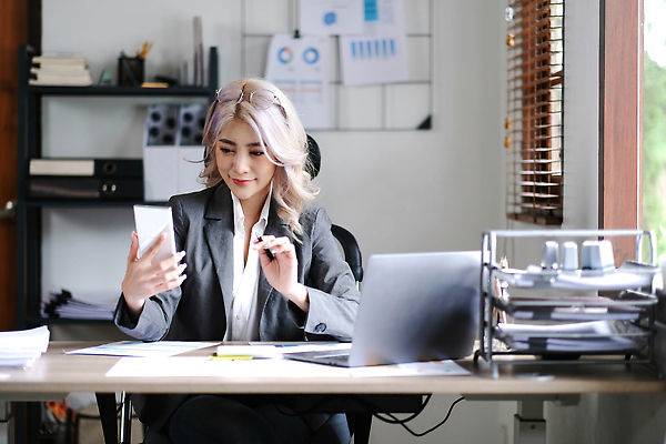 포토 JPG 해외이미지 여자 행복 인터넷 비즈니스 통신 모바일 노동자 한명 미소 동양인 노트북 스마트폰 핸드폰 사무실 뷰티 웹 터치 타이핑 업무 비즈니스우먼 네트워크 메시지 어플리케이션 전화기 서비스 부름 온라인 소셜미디어 채팅 해외202310 해외포토 직업 1 감정 모션 표정 사람 인종 전자제품 스마트기기 작업 직장인 파일형식