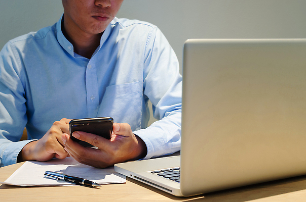 포토 JPG 해외이미지 직업 남자 인터넷 통계 성공 모바일 그래프 직장 실내 사람 사람없음 가로 금융 경제 노트북 스마트폰 핸드폰 사무실 펜 정보 업무 작업 비즈니스맨 네트워크 계획 연결 사이버 스마트 책상 분석 보고서 경영자 문서 투자 회계 마케팅 소셜 해외202310 해외포토 가구 컨셉 회사 비즈니스 내부 전자제품 스마트기기 필기구 직장인 리더 파일형식